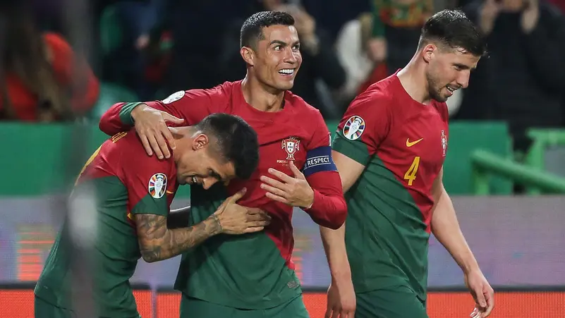 رونالدو يكسر رقم المطوع ويصبح عميد لاعبي العالم
