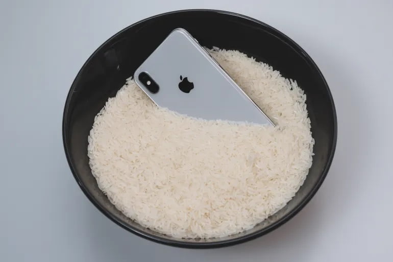 Apple تعلق على تجفيف الآيفون من الماء داخل التمن!