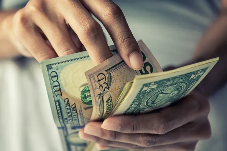 كيف تتعامل مع إقراض المال للأحبة؟