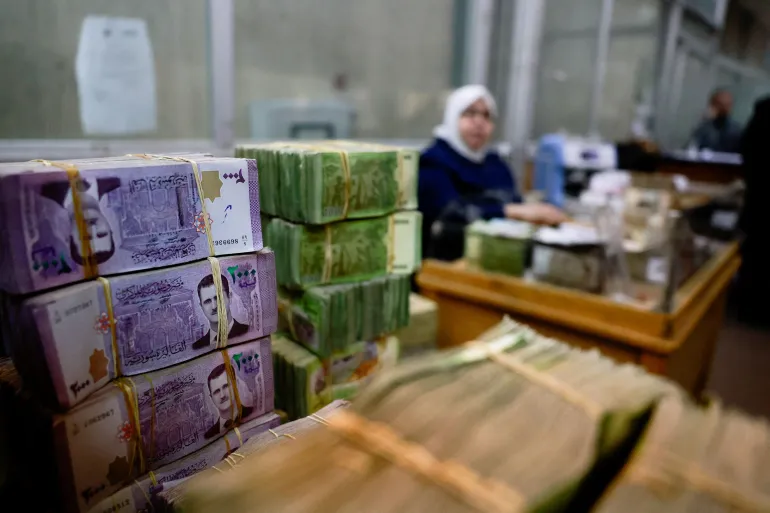 استقرار سعر صرف الليرة السورية أمام الدولار واليورو والليرة التركية والذهب يرتفع